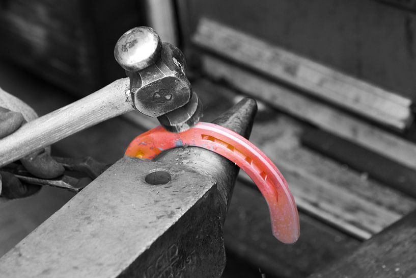 Schmieden Sie das Eisen, wenn es heiß ist. von Michael Gale