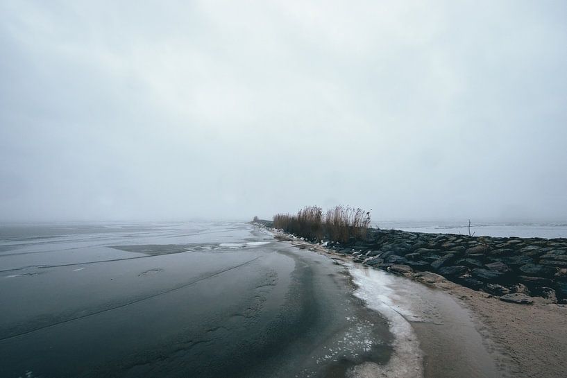 Wellenbrecher im Nebel! von Peter Haastrecht, van